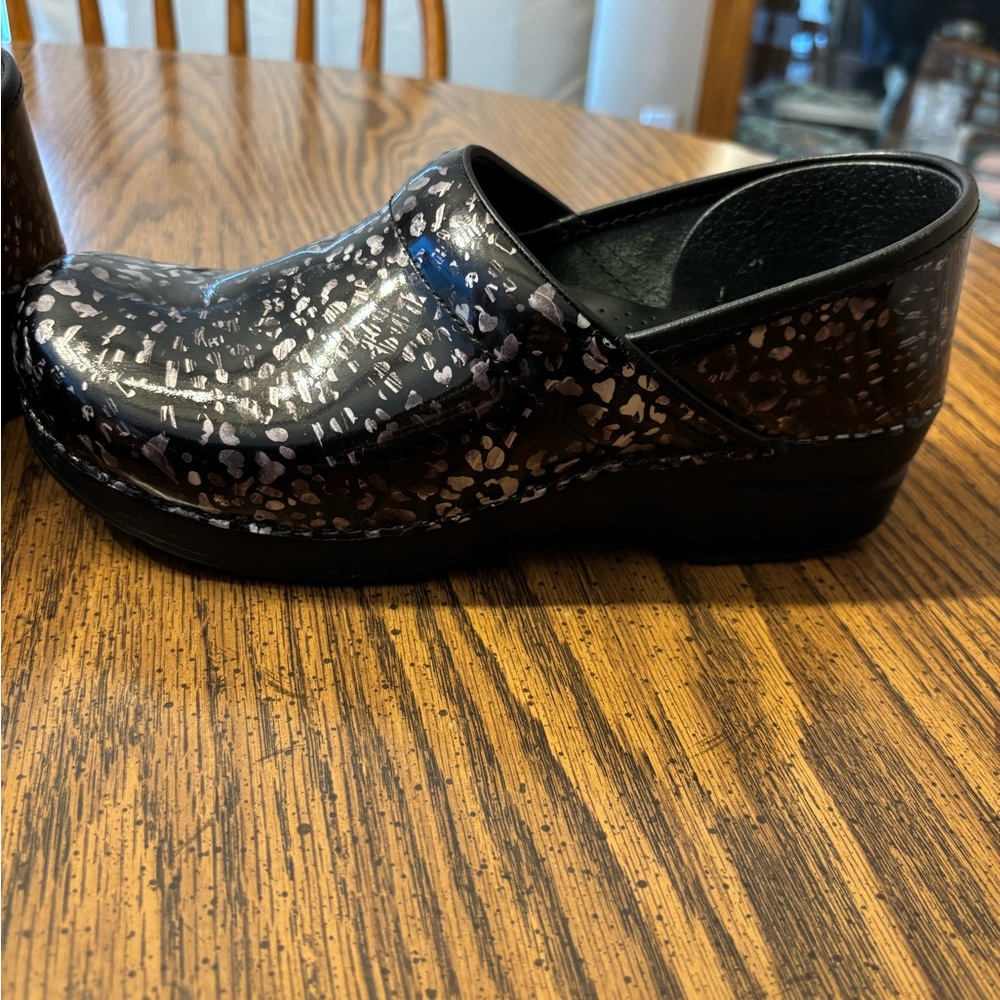 Dansko women’s pewter leopard clog size 40 - Picture 5 of 8